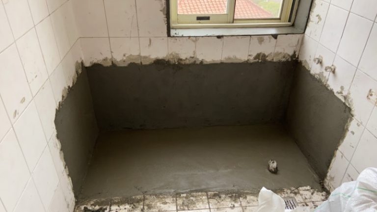 接著處理牆面與地面，陳師傅手感平面清水模與它廠最大的差異是，塗料刷痕非常自然，呈現出來的質感很優，大大的提升了整個浴室的質感。